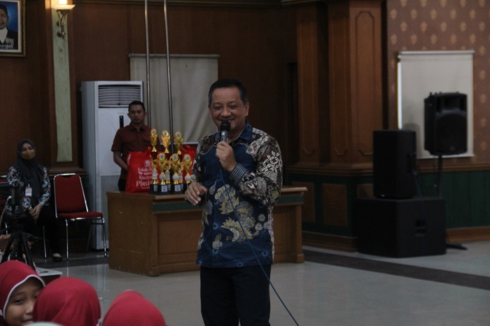SAMPAIKAN APRESIASI: Sekdakab Jombang Agus Purnomo memberikan apresiasi dalam grand final lomba dongeng di Ruang Bung Tomo.