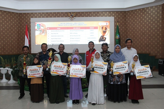 KOMPAK: Direktur Jawa Pos Radar Jombang M. Nur Kholis foto bersama bersama pemenang Lomba Dongeng Disperpusip Jombang.