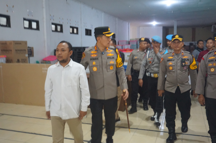 Kapolres Jombang AKBP Eko Bagus Riyadi bersama jajarannya melakukan sidak ke gudang logistik milik KPU Jombang pada Kamis (24/10).