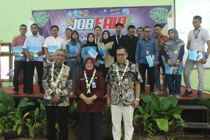 DARI KIRI: Kepala SMKN 3 Jombang, Khasanuddin, Plt Kacabdindik Wilker Jombang, Evi Widadjanti, Kepala Disnaker, Isawan Nanang, bersama pimpinan perusahaan usai menerima piagam kerjasama.