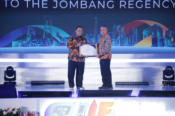 JUARA: PJ Bupati Jombang Teguh Narutomo menerima penghargaan juara II East java Investment Challange 2023 yang diserahkan Direktur Pengembangan Potensi Daerah Kementrian Investasi/BKPM Suhartono.