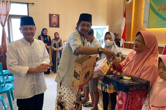 PEDULI: Kepala Desa Kepatihan Erwin Pribadi didampingi Camat Jombang Heri Prayitno, saat menyerahkan bantuan kompor kepada warga, Rabu (24/10).