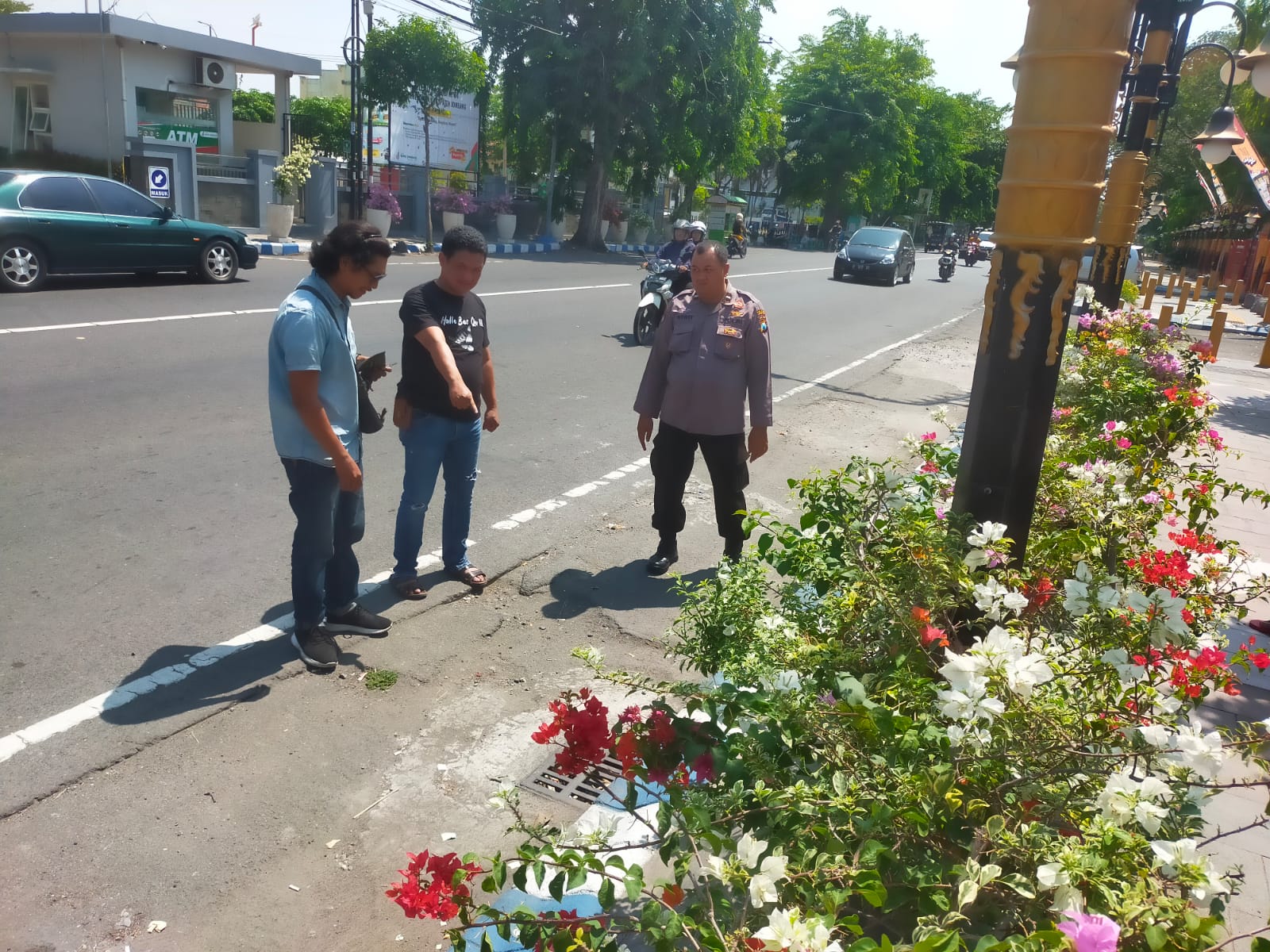 OLAH TKP: Aksi pencurian motor terus terjadi di Jombang. Kali ini pengunjung pujasera Stadion Jombang menjadi korban. Motornya raib saat diparkir di pinggir Jl Gus Dur Kamis (24/10) malam.