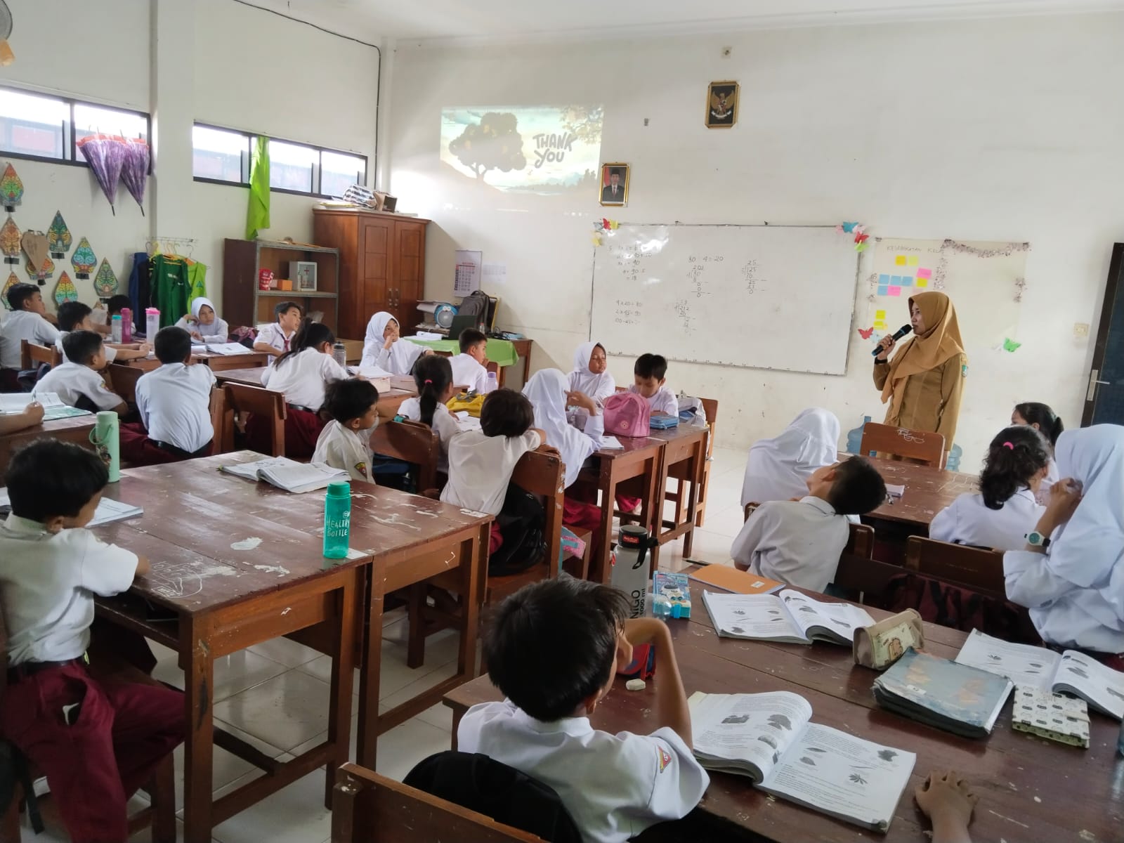 TERAMPIL: Ekatuti Handayani, guru penggerak asal SDN Kepanjen 2 Kecamatan Jombang saat mengajar di kelas.