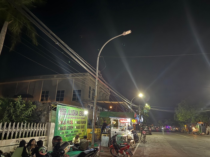 TIDAK TERANG: Lampu penerangan jalan umum (PJU) di Jl KH Abdurahman Wahid atau Gus Dur, Jombang,  (22/10).