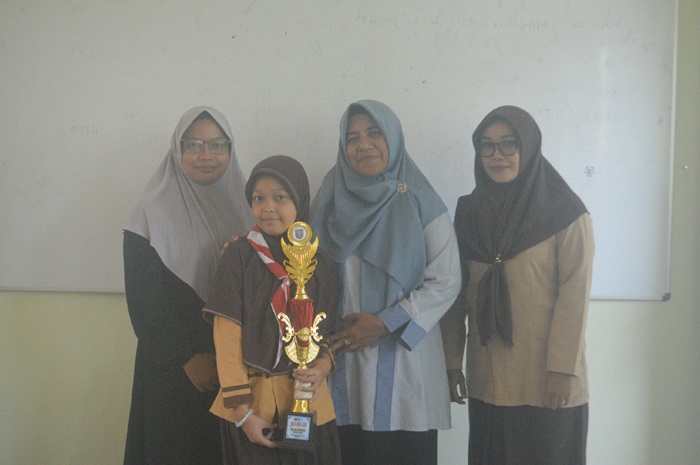 BERPRESTASI: Alya Rizki Diandra bersama sang ibu, Siti Soimah (kiri) dan wali kelas 4G Raudhatul Jannah (tengah) serta Waka Kesiswaan MIN 1 Jombang, Puspa Kusuma Wardana (paling kanan).
