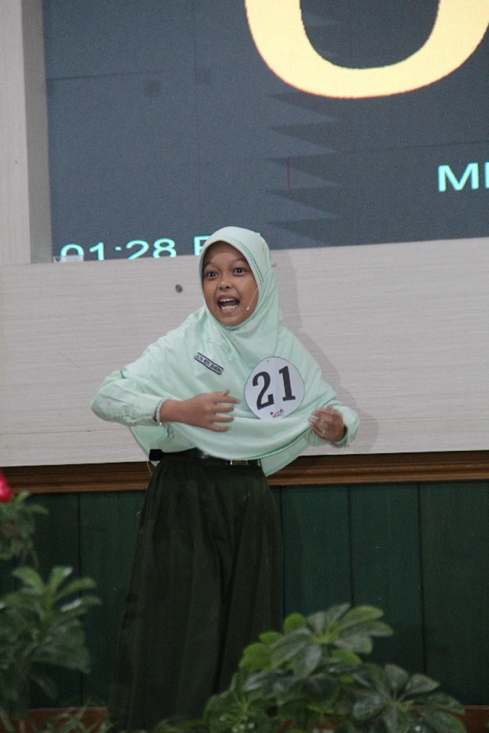 ATRAKTIF: Alya Rizki Diandra tampil dalam Lomba Dongeng di Ruang Bung Tomo Kantor Pemkab Jombang, Kamis (24/10).