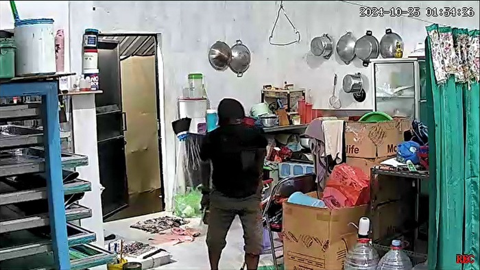 BERTOPENG: Tangkapan layar CCTV pelaku pembobolan tempat usaha konveksi di Tunggorono Jombang yang terekam CCTV, Kamis (24/10) malam.