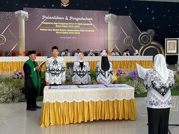 KHIDMAT: Prosesi pelantikan wakil rektor UPJB di Gedung Natuwar, Senin, Jombang, (28/10).