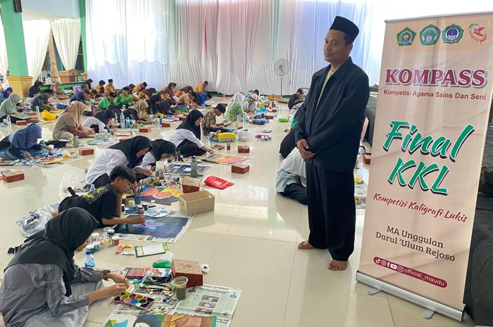ANTUSIAS: Kepala Madrasah Aliyah Unggulan Darul Ulum Rejoso Khoiruddinul Qoyum SS MPd saat memantau grand final bidang KKL, Sabtu (26/10).