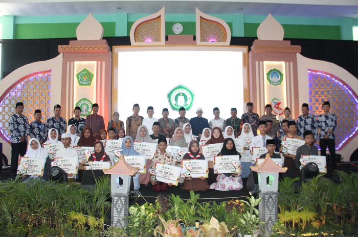 KOMPAK: Kepala Madrasah Aliyah Unggulan Darul Ulum Rejoso Khoiruddinul Qoyum SS MPd  mendampingi jajaran MPPDU, dan tamu undangan foto bersama para juara.