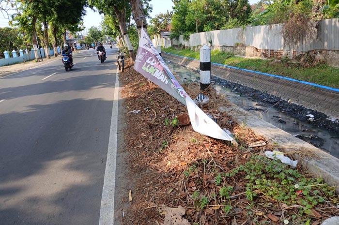 RUSAK: Sejumlah APK Pilgub tampak mengalami kerusakan di Jl Irian Jaya Desa Kwaron Kecamatan Diwek, Jombang.
