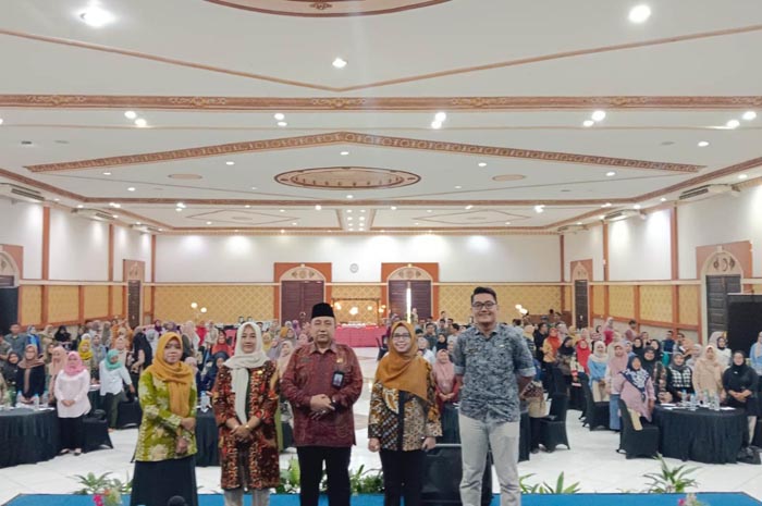 MONITORING: Kepala Dinkop UM Jombang Fahrudin Widodo bersama seluruh enumerator Pendataan Lengkap Koperasi UMKM di Hotel Horison Yusro, Kamis (24/10).