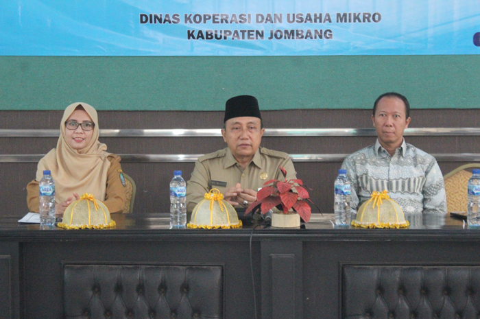 3.	INOVATIF: Dari kiri, Kabid Pemberdayaan dan Pengembangan Koperasi, Ana Arisanti, Kepala Dinkop UM, Fahrudin Widodo, dan Yusuf Sofyan ketika membuka acara.