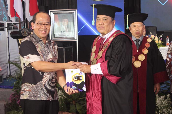 Penyerahan buku alumni ITEBIS PGRI Dewantara Jombang kepada Ketua Ikadewa, Sapto Rudi, SE, MM.