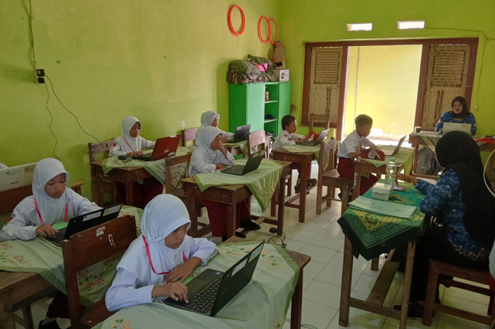 KONSENTRASI: Siswa SDN Sepanyul Kecamatan Gudo, Jombang, mengikuti ANBK.