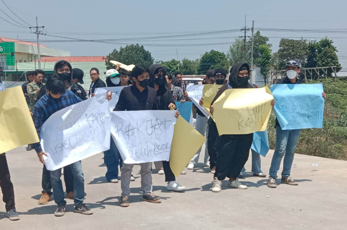 SAMPAIKAN TUNTUTAN: Puluhan warga dan mahasiswa menggelar aksi demo di pabrik yang terletak di Dusun Braan, Desa/Kecamatan Bandarkedungmulyo, Jombang, Senin (28/10) pagi.