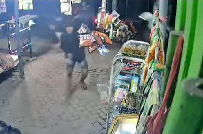 Gerombolan gangster bersenjata tajam kembali membuat onar di Jombang, Minggu (27/10) dini hari.
