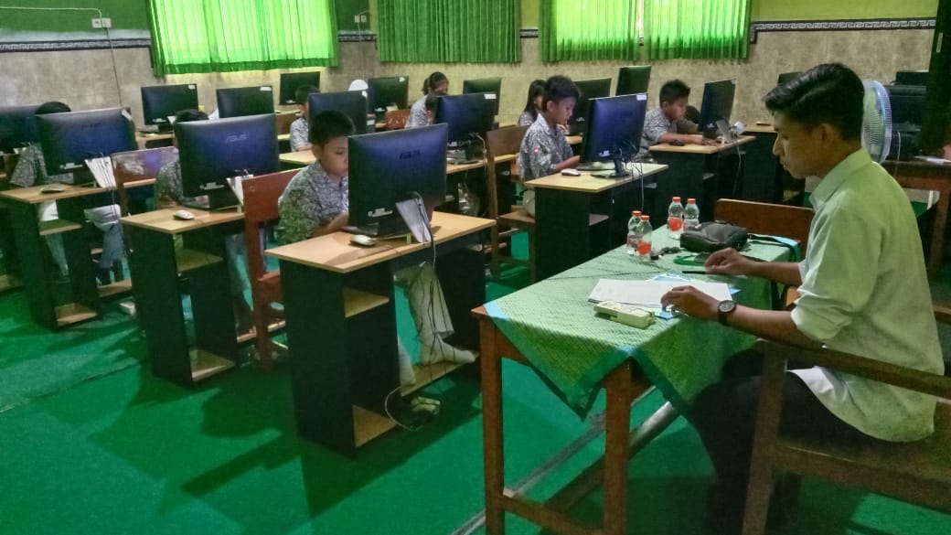 SERIUS: Suasana ANBK di SDN Jombatan 3 Jombang, Rabu (30/10).