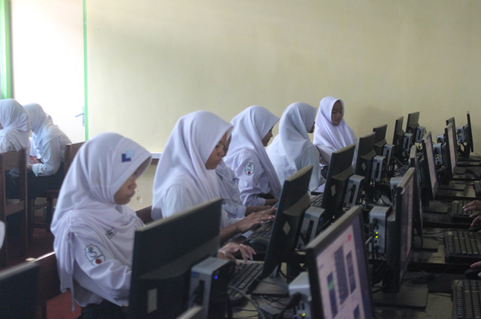 MODERN: Kegiatan belajar di lab komputer SMPN 3 Jombang (27/10).