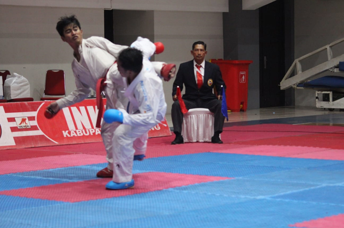 TENDANG: Alfan Riski (kiri) saat tampil di kumite -67 kg senior putra Brawijaya University Karate Championship, Sabtu-Minggu (26-27/10). Dia meraih emas dan best of the best.