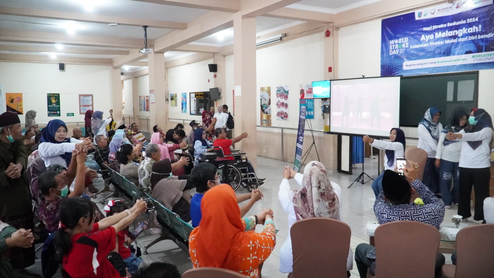 KOMPAK: Tim Poli syaraf RSUD Jombang saat memberikan edukasi kepada pasien stroke RSUD Jombang.