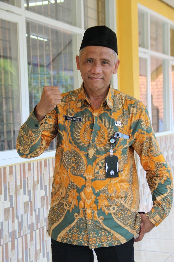 Kepala SMK Negeri 3 Jombang Drs Khasanuddin MMPd.