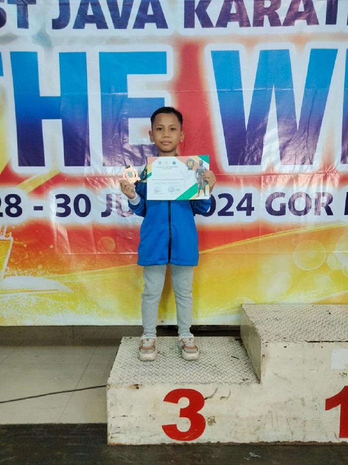 MENTAL JUARA: Muhammad Rafathar Alkhalifi putra pasangan Fahrul Rizal Ramadhani dan Nissa Rahmawati sudah langganan juara karate sejak kecil.