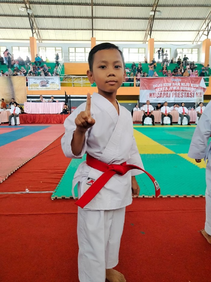 MENTAL JUARA: Muhammad Rafathar Alkhalifi putra pasangan Fahrul Rizal Ramadhani dan Nissa Rahmawati sudah langganan juara karate sejak kecil.