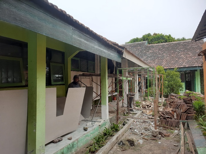 DIKEBUT: Rehab SMPN 6 Jombang yang dikerjakan CV Satria Aji Perkasa dari Kecamatan Tembelang belum rampung, Jumat (1/11).