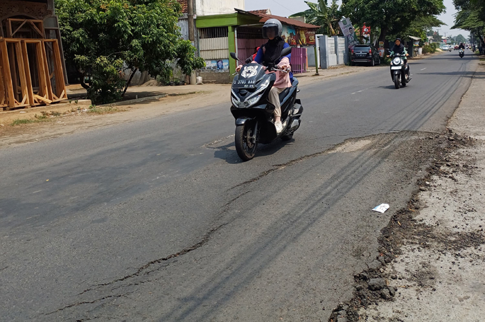 RUSAK: Kondisi jalan kabupaten ruas Kalianyar &ndash; Peterongan, Jombang, tampak rusak, Senin (4/11).