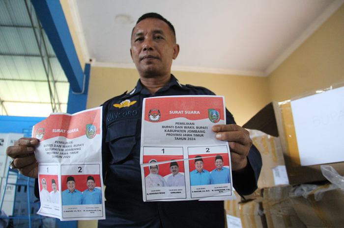 TAK SESUAI: Petugas KPU menunjukan contoh surat suara rusak hasil sortir dan lipat, Senin (4/11).