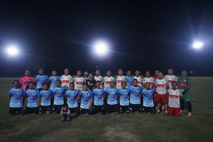 GELORA OLAHRAGA: Kepala Desa Brudu Ahmad Efendi (kaos hitam) saat membuka pertandingan persahabatan antara tim PDS Sumobito melawan BKD FC Jombang di lapangan sepak bola Desa Brudu.