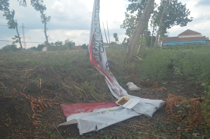 RUSAK: Kondisi APK Pilgub Jatim di jalan provinsi Desa/Kecamatan Plandaan yang rusak.