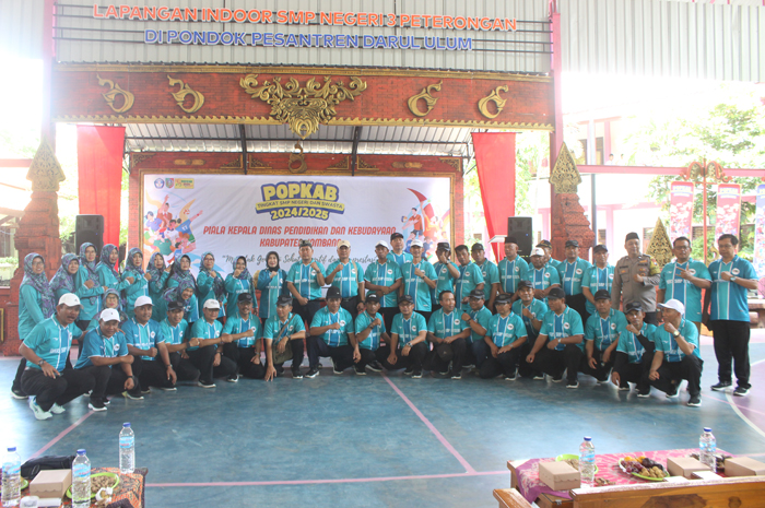 KOMPAK: Plh Kepala Dinas Pendidikan dan Kebudayaan Kabupaten Jombang, Wor Windari, Ketua MKKS SMPN, Yoni Tri Joko Kurnianto, bersama tamu kehormatan.