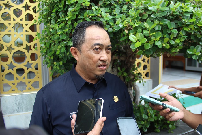 BERI PENJELASAN: Pj Bupati Jombang Teguh Narutomo saat memberikan penjelasan kepada wartawan, Selasa (5/11) siang.