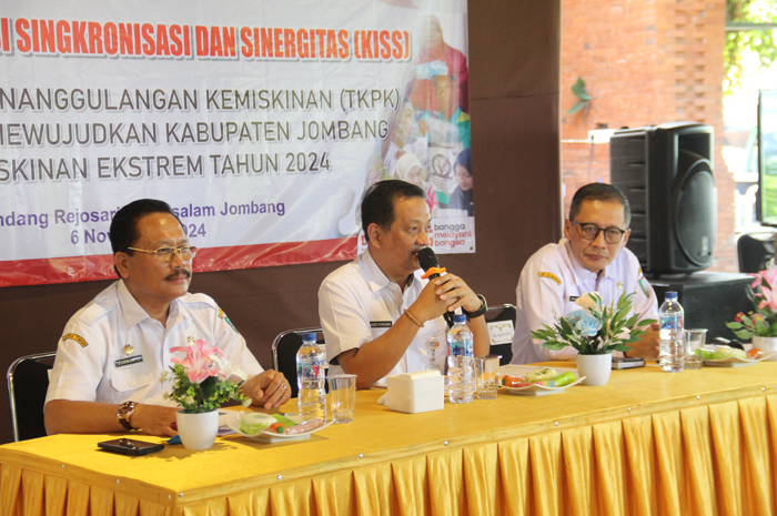 EVALUASI: Sekdakab Jombang Agus Purnomo saat memberikan pemaparan terkait penanganan kemiskinan ekstrem.