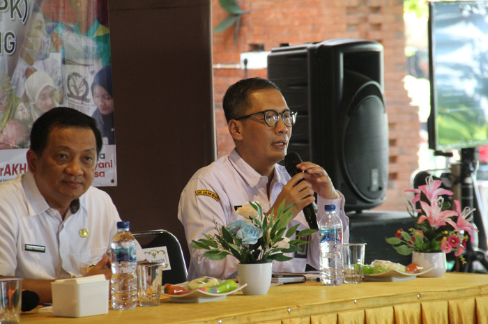 BERI ARAHAN: Kepala Bappeda Jombang Danang Praptoko saat memberikan arahan terkait penanggulangan kemiskinan, Rabu (6/11).