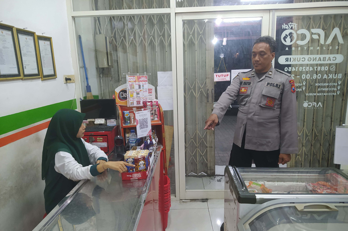 Minimarket frozen food di Desa Kwaron, Kecamatan Diwek, Jombang  disasar perampok bersajam pada Selasa (5/11) petang.