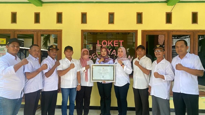 PRESTASI: Kepala Desa Kedungotok Sulistyowati menerima penghargaan dari Pj Bupati Jombang Teguh Narutomo terkait pelunasan PBB-P2 2024.