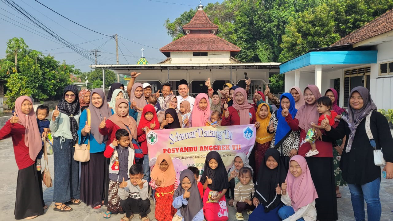 TELADAN: Wakil Ketua DPRD Jombang, HM Syarif Hidayatullah ST MMT (Gus Sentot) memberangkatkan  Posyandu Anggrek Desa Mayangan Kecamatan Jogoroto untuk rekreasi, Minggu (3/11).