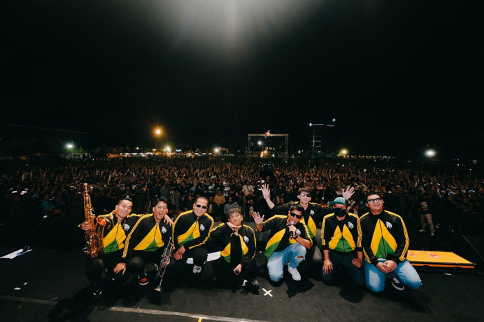MERIAH: Konser Festival 76 Indonesia Adalah Kita (IAK) di Jombang di Stadion Merdeka Jombang, Sabtu (26/10) malam.