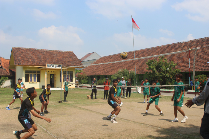 SMASH: Pertandingan SMPN 1 Perak (hitam) melawan SMP AWH Tebuireng (hijau), di lapangan SDN Jombatan 1, Jumat (8/11).