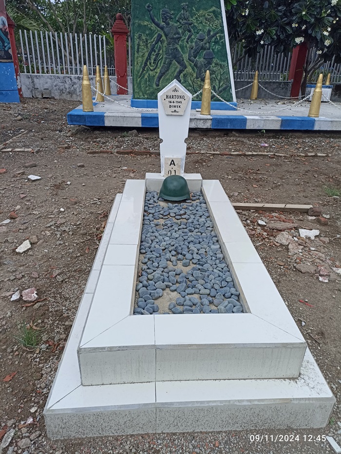 Makam dengan nomor registrasi A1 adalah jasad Pahlawan Hartono di Taman Makam Pahlawan (TMP) Jombang.
