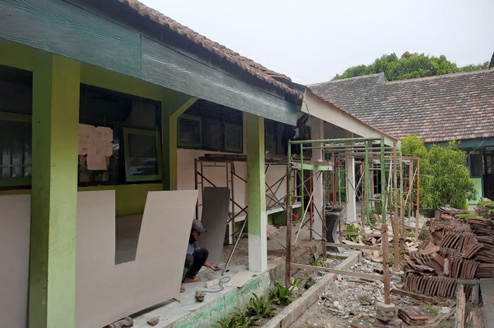 MOLOR: Proyek rehab SMPN 6 Jombang sampai waktu habis belum selesai (1/11).
