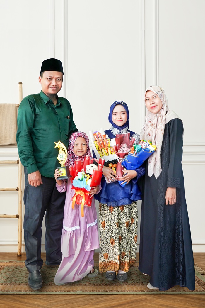 AKRAB: Mochammad Fauzan anggota Komisi B DPRD Jombang bersama istri dan anak-anaknya.
