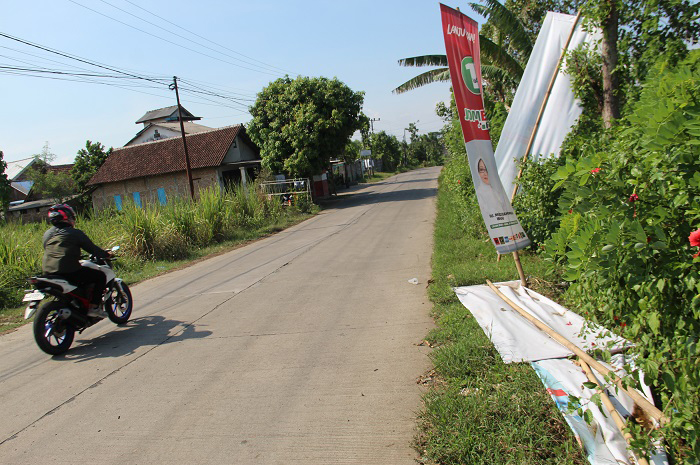 ROBOH: Kondisi APK Pilbup Jombang tampak roboh di Desa Ngrimbi, Kecamatan Bareng, Jombang.