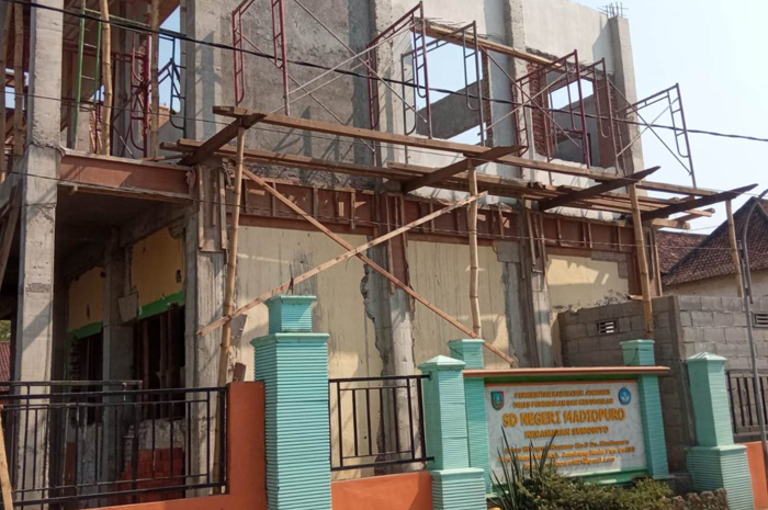 TERANCAM MOLOR: Proses rehabilitasi SDN Madiopuro Kecamatan Sumobito, Jombang, Jumat (8/11).