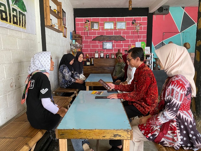 INOVATIF: Pimpinan Bank Jatim Cabang Jombang Hanif Julhamsyah saat menghadiri acara peresmian Klambi Jatim di Desa Galengdowo, Kec. Wonosalam (24/10).