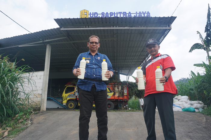 PRODUK UNGGUL: Kepala Desa Galengdowo, Wonosalam, Jombang, Wartomo menunjukkan produk unggulan susu sapi perah.